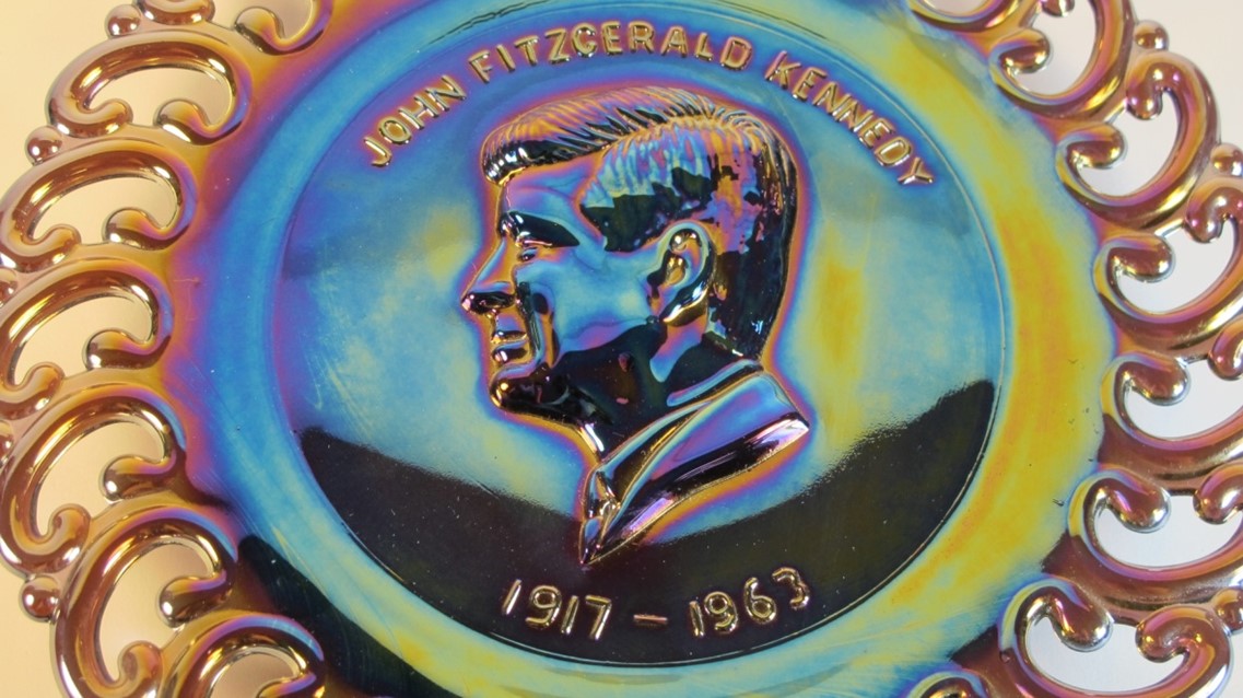 John F Kennedy Commemorative plate (L.E. Smith) – Close-Up